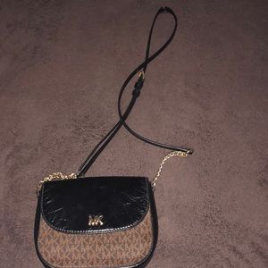 MICHAEL KORS CROSS BODY PURSE